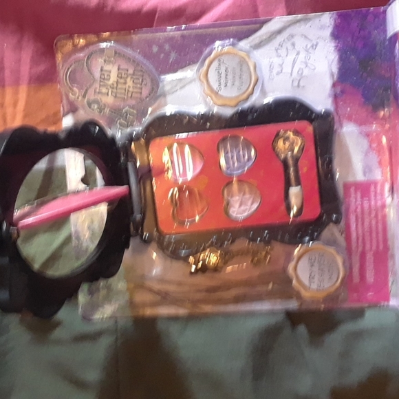 Ever After High. compact. lip GLOS.  eye shadow - Picture 2 of 4